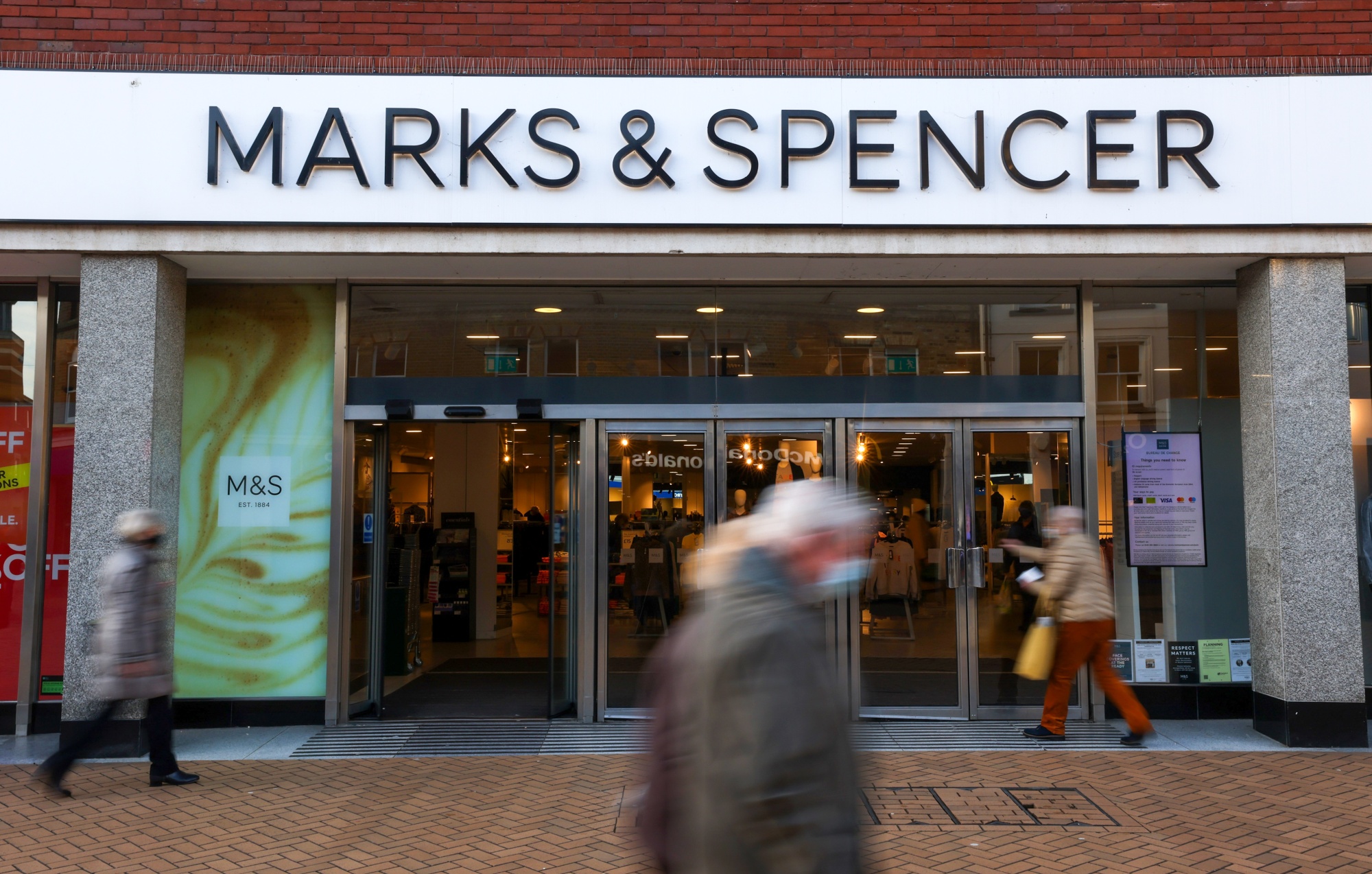 Marks & Spencer Launches £15 Million Package to Help Employees - Bloomberg