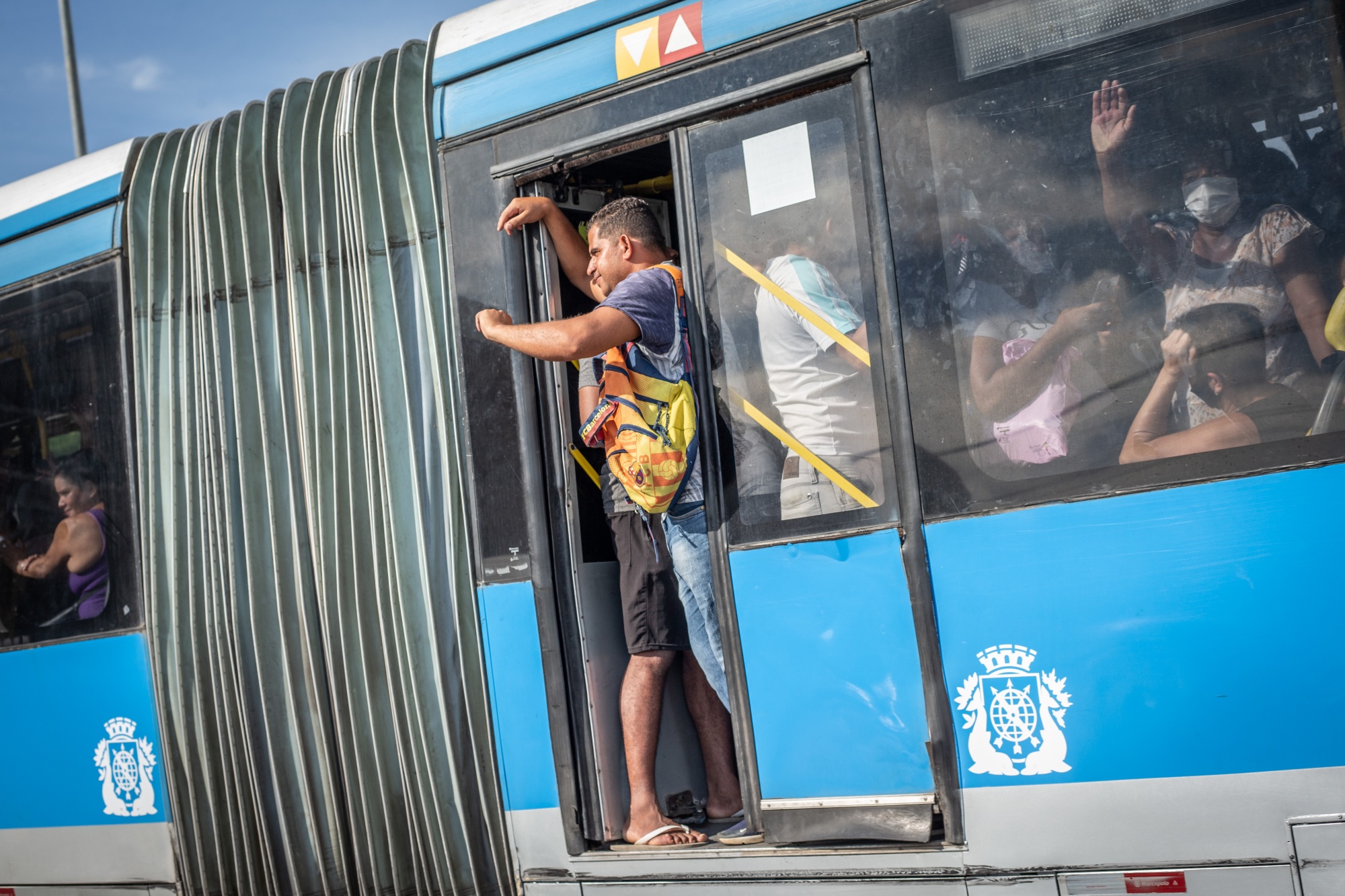 Os passageiros viajam no sistema de ônibus expresso (BRT) no Rio de Janeiro, Brasil, no dia 18 de março.