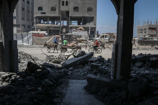 Displaced Palestinians flee following evacuation orders from the Israeli army to leave the Hamad district of Khan Younis, southern Gaza, on Aug. 11