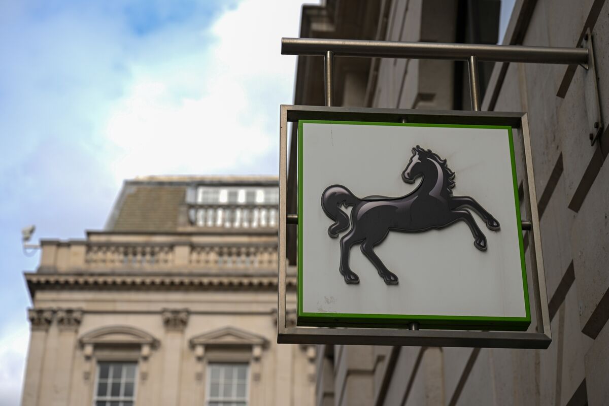 Lloyds Bank Starts £1.75 Billion Buyback After Earnings Beat - Bloomberg