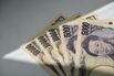 Japanese and US Banknotes Amid Pressure on Yen 