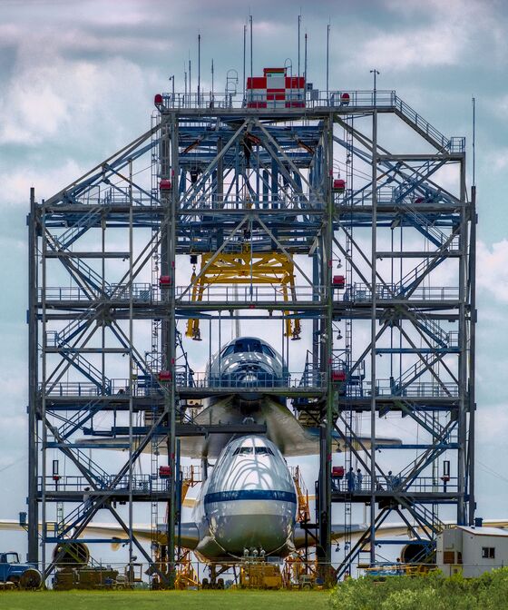 Forgotten Photos From the Space Shuttle’s Glory Days