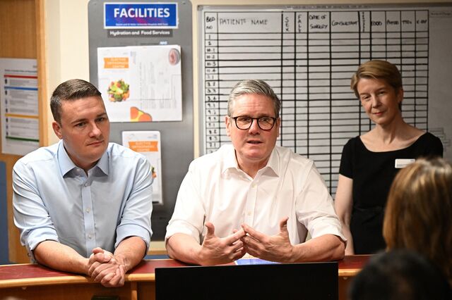UK Prime Minister Keir Starmer, center, with Health Secretary Wes Streeting and then-NHS chief Amanda Pritchard at an orthopedic facility in London on Jan 6.