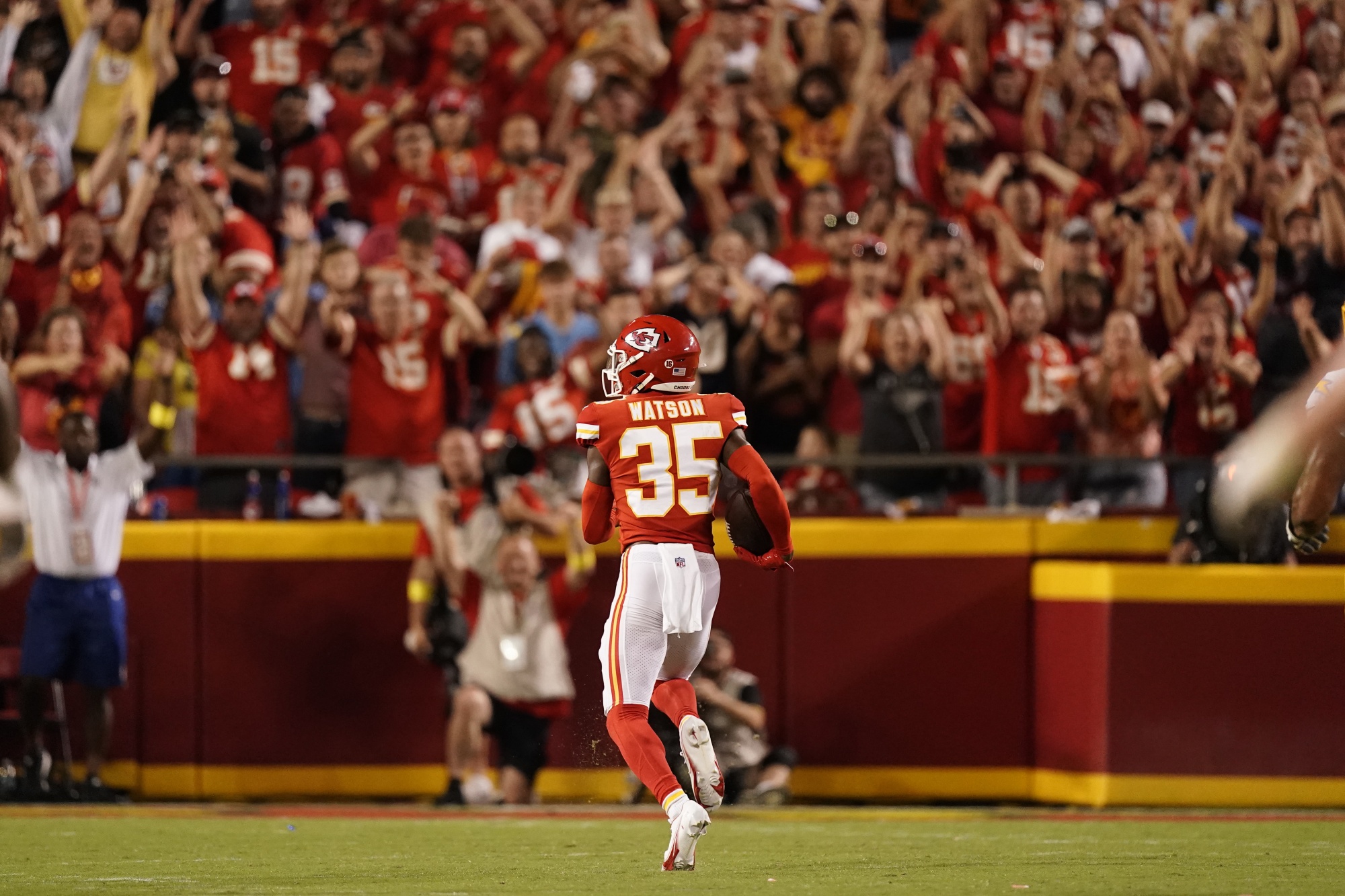 Chiefs Rally Past Chargers 27-24 in Early AFC West Showdown - Bloomberg