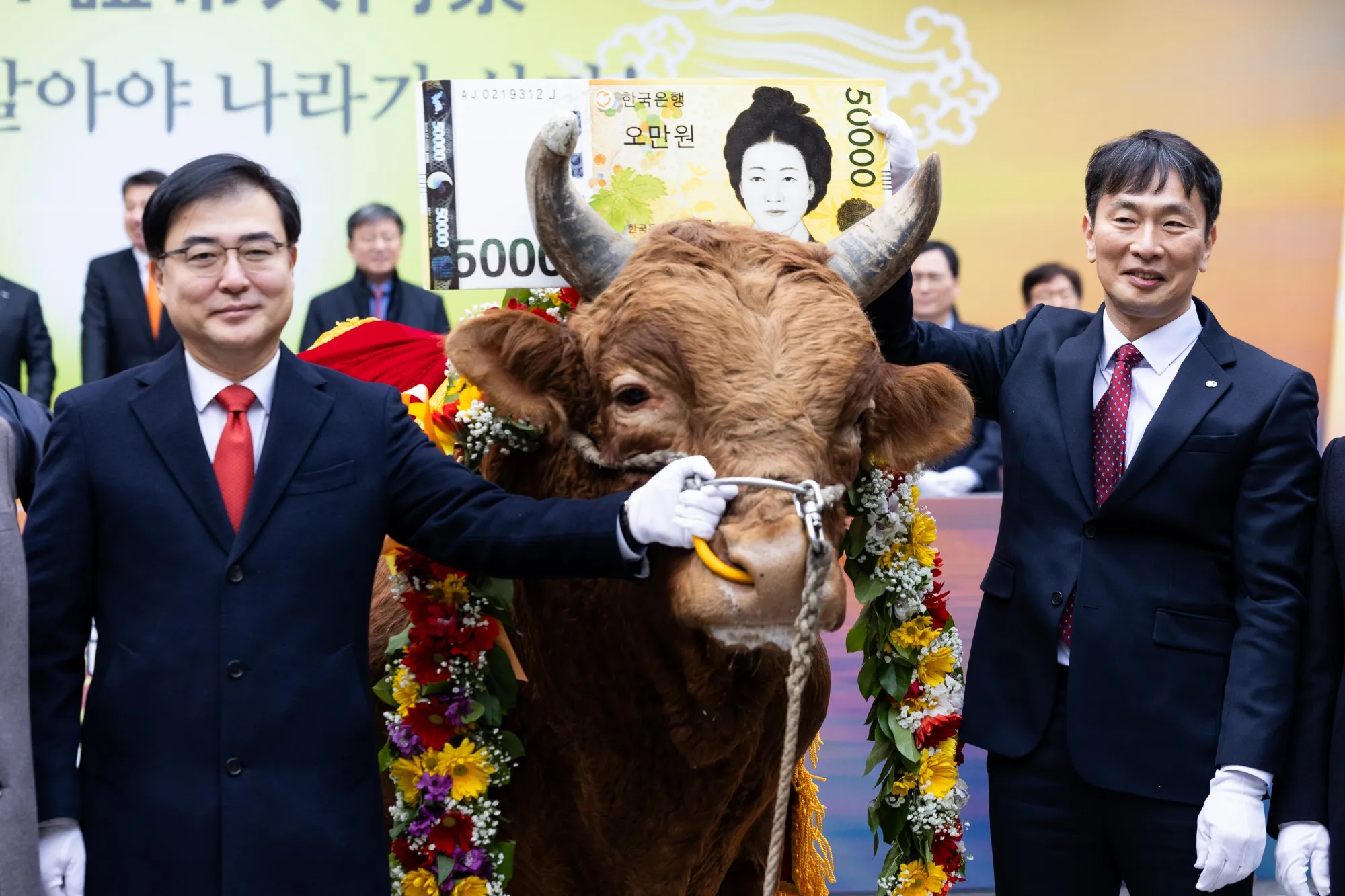 Lee Bokhyun, governor of the Financial Supervisory Service, right, celebrates the first day of trading of the year at the Korea Exchange in Seoul.