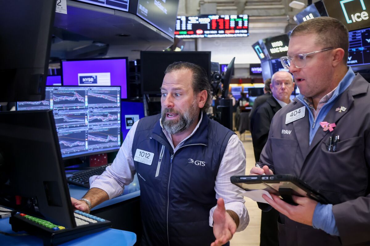 bloomberg.com - Natalia Kniazhevich - Hedge Funds Scramble to Cover Short Positions as Stocks Rebound