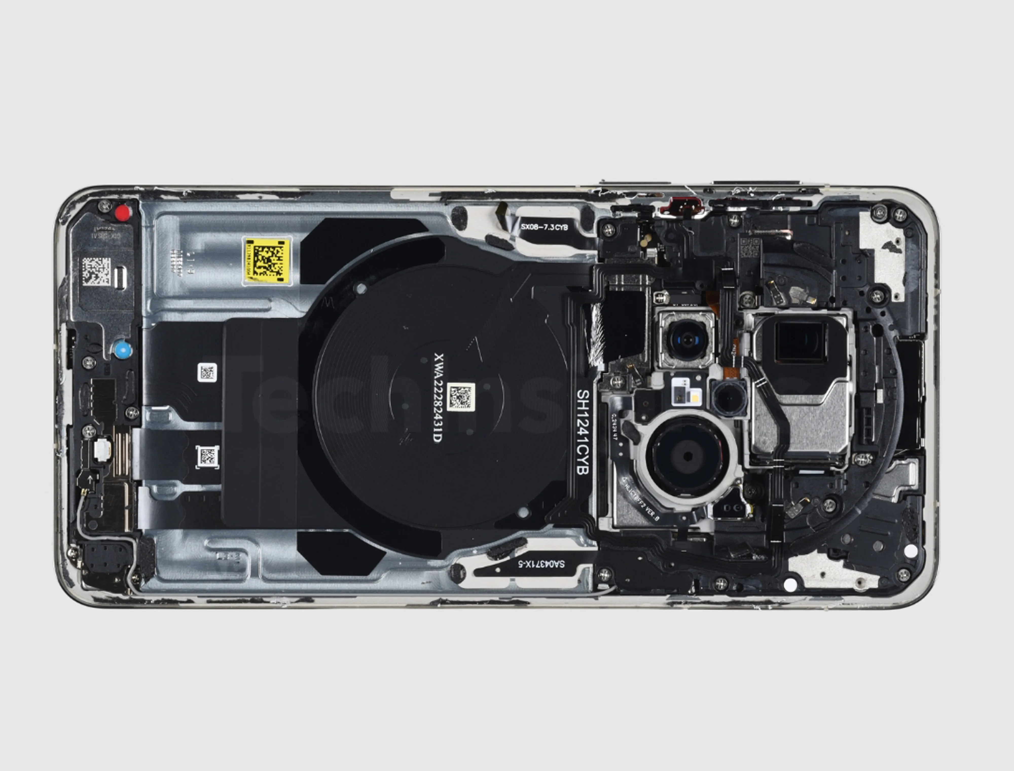 Teardown of a Mate 70 Pro Plus phone.