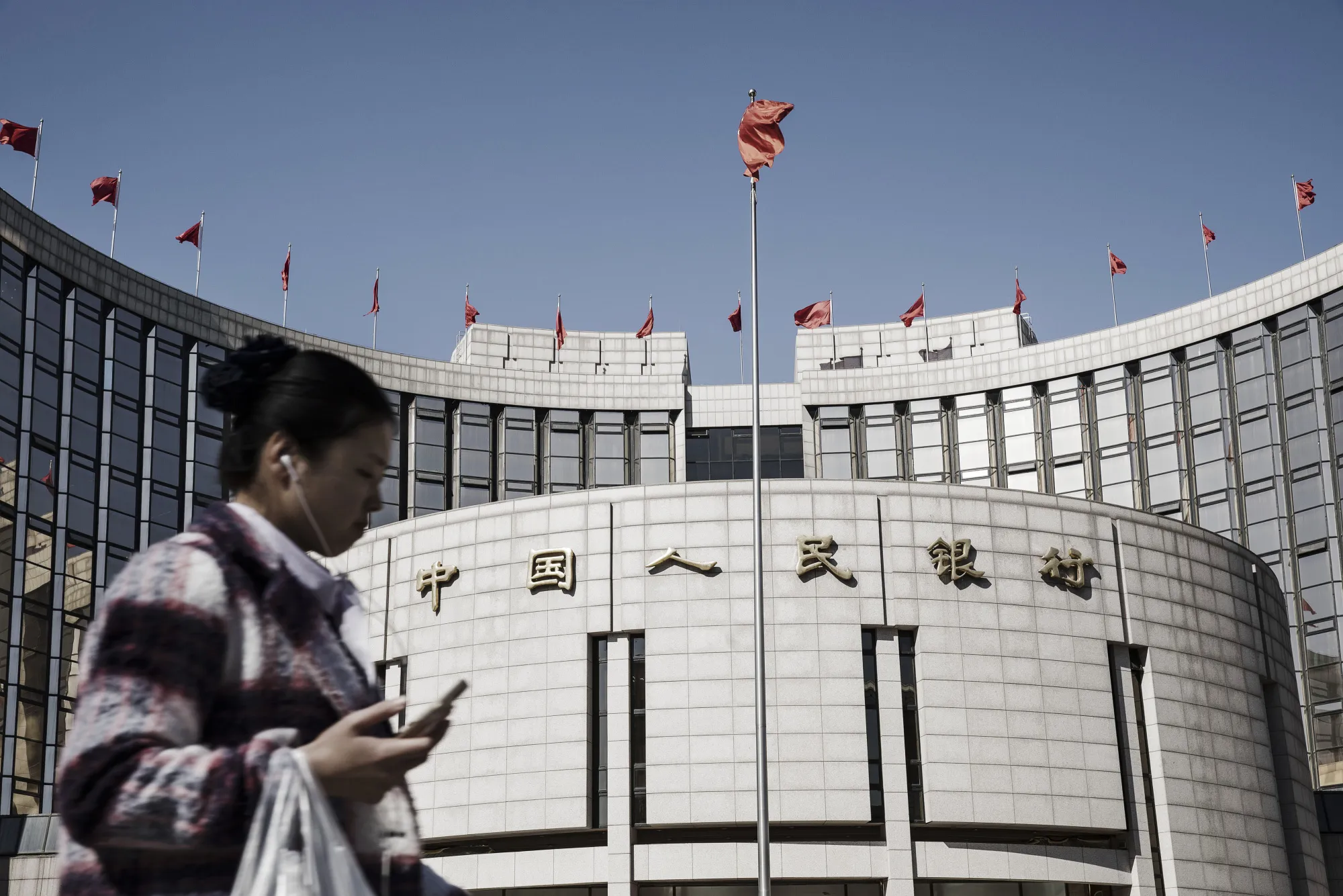中国人民銀の中心レート設定に再び注目－元高抑制との見方広がる - Bloomberg