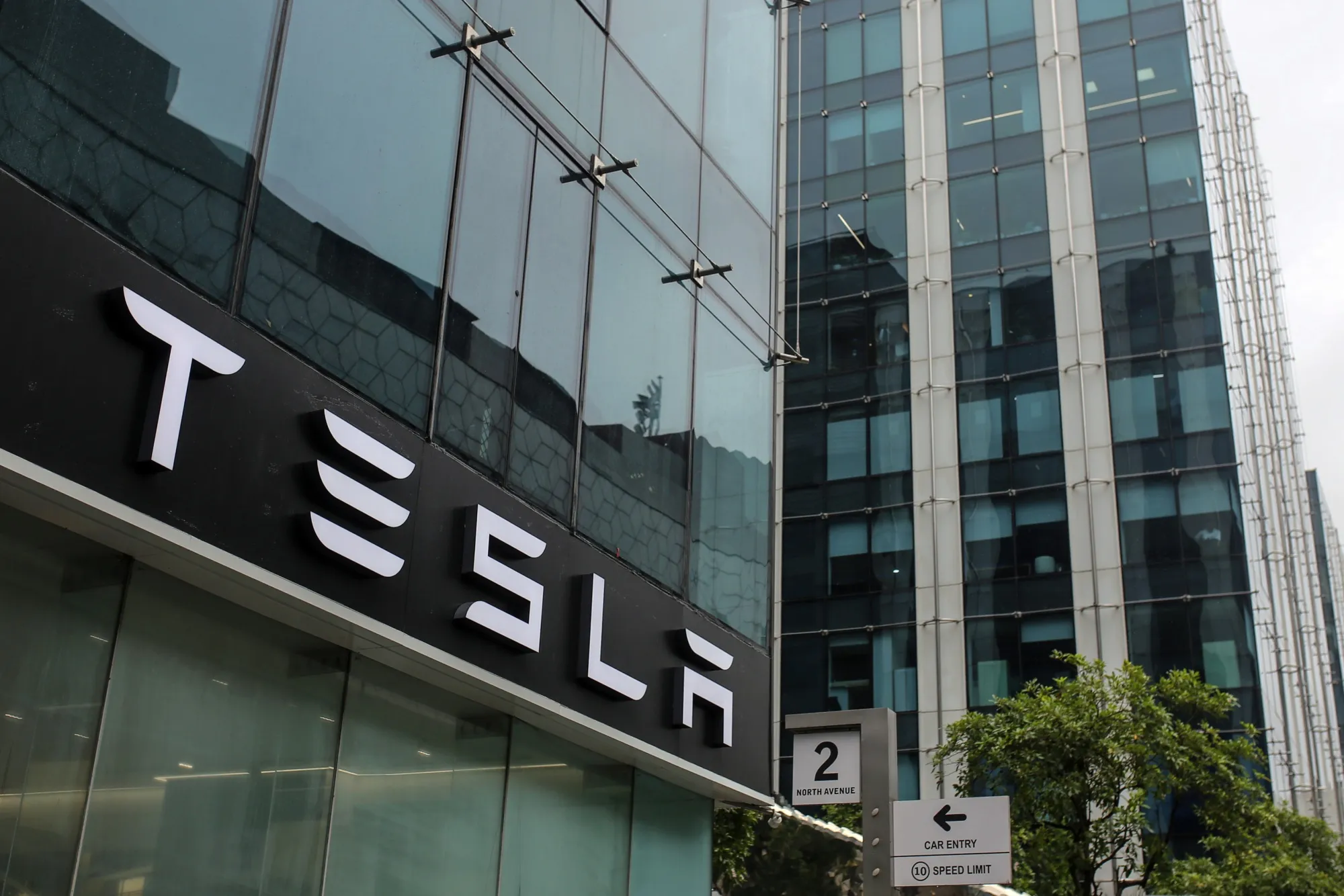 テスラ、今後数四半期は厳しい局面に－マスク氏の警告で株価下落