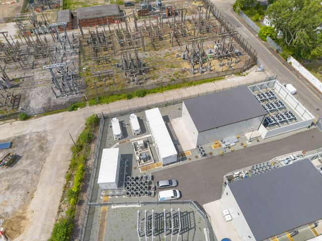 ■ Two synchronous compensators are housed in Statkraft's Greener Grid Park alongside a decades-old electrical substation in Liverpool, UK.