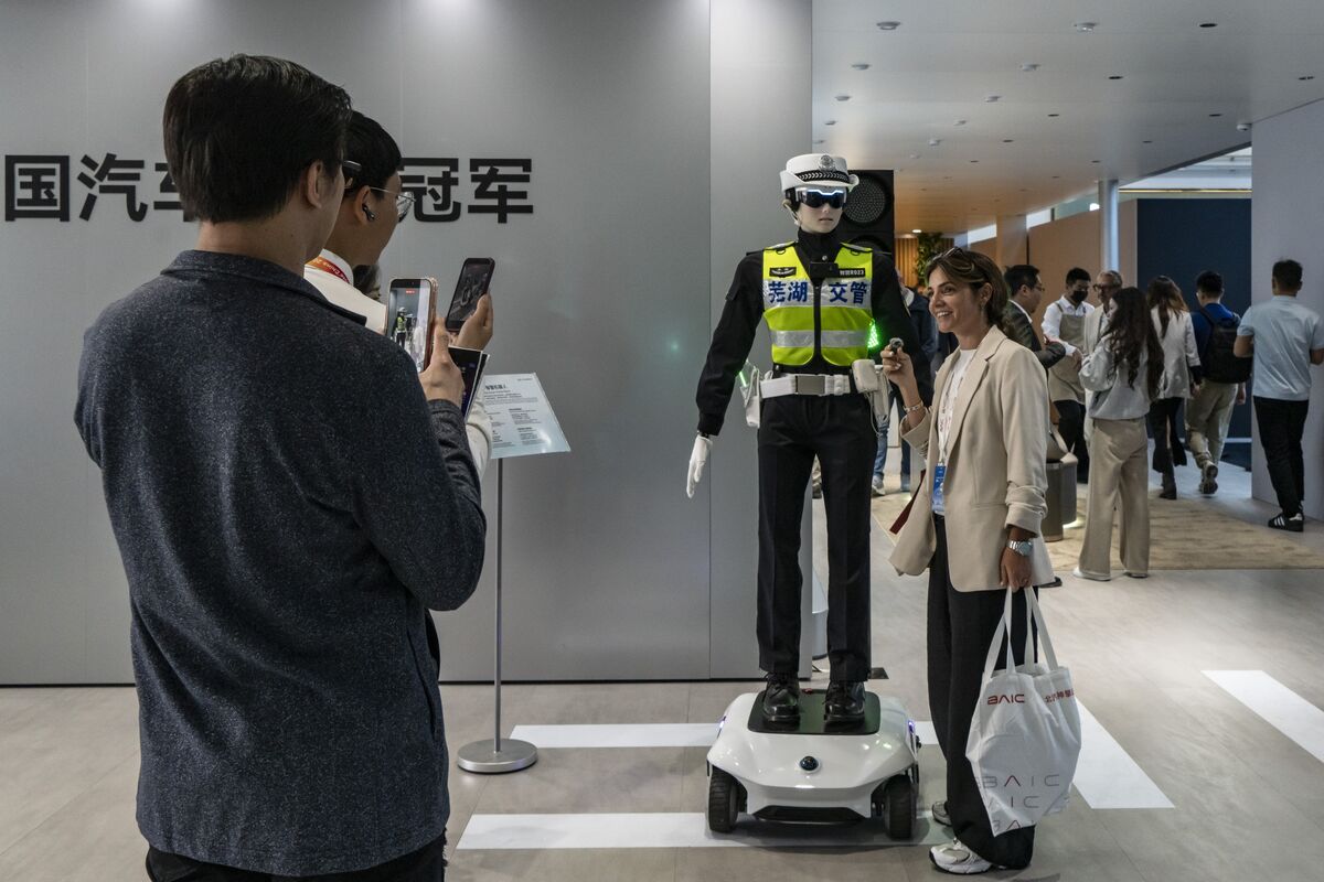 Chinese Court Rules Firms Can’t Lay Off Workers on AI Grounds