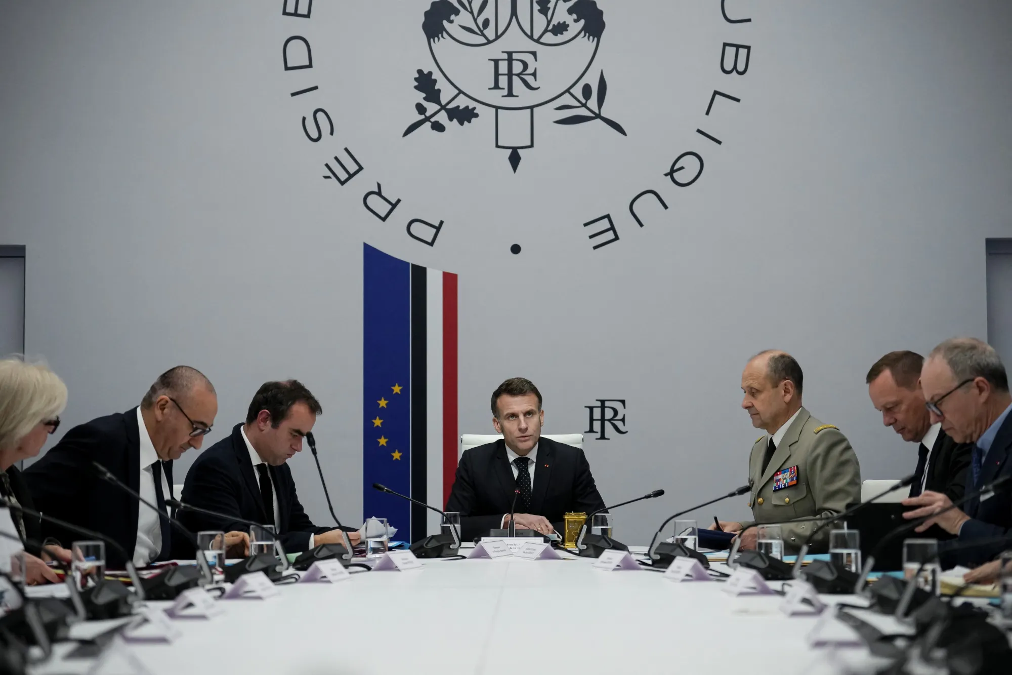 フランス、核戦力の強化を表明－欧州安保で米国の関与に揺らぎ - Bloomberg