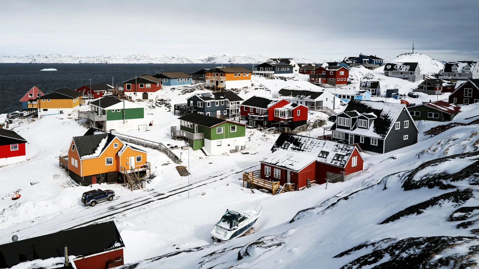 グリーンランドの首都ヌーク沿岸の住宅街