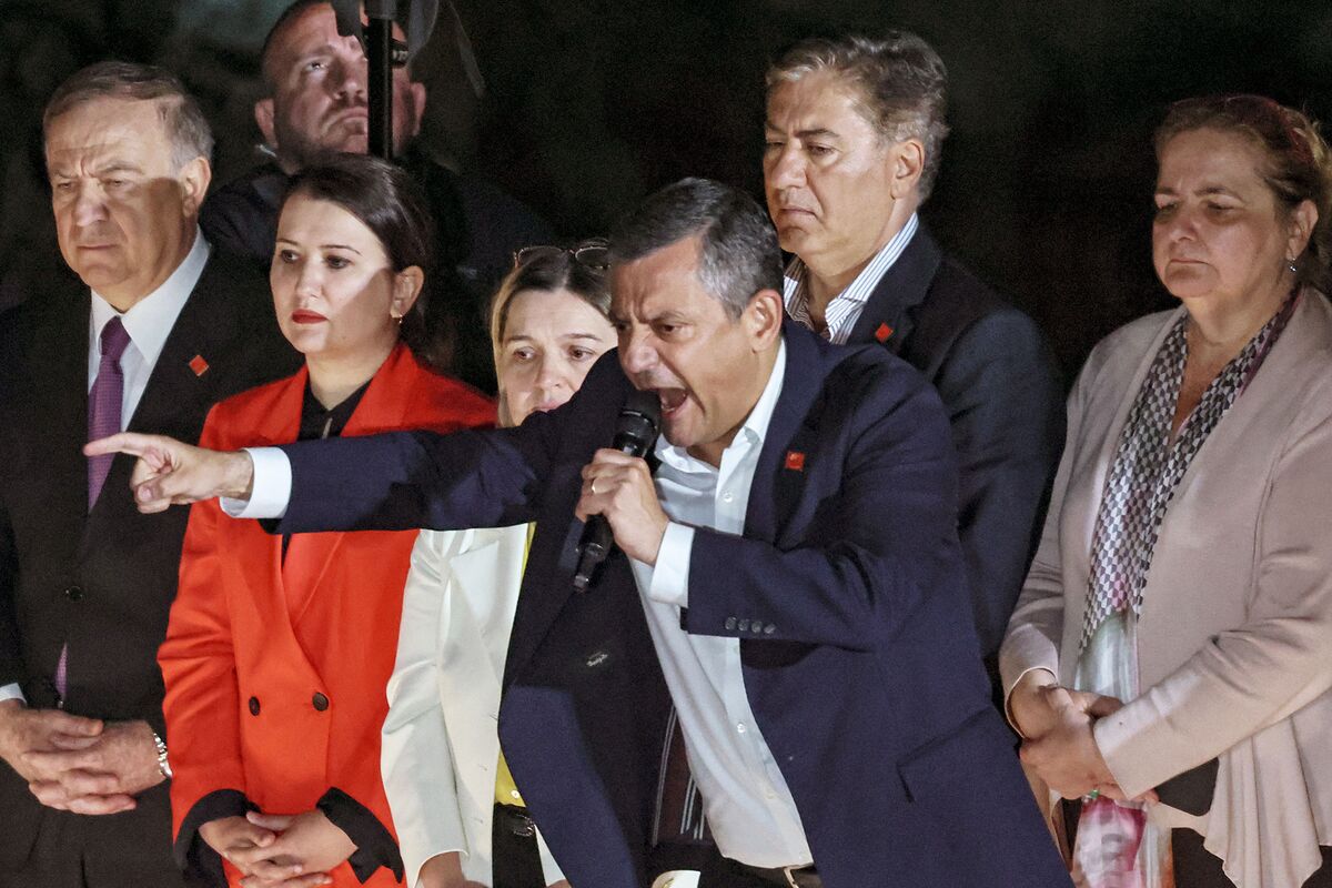 Turkish Lawmaker Exodus Creates New Opposition Behind Ozgur Ozel
