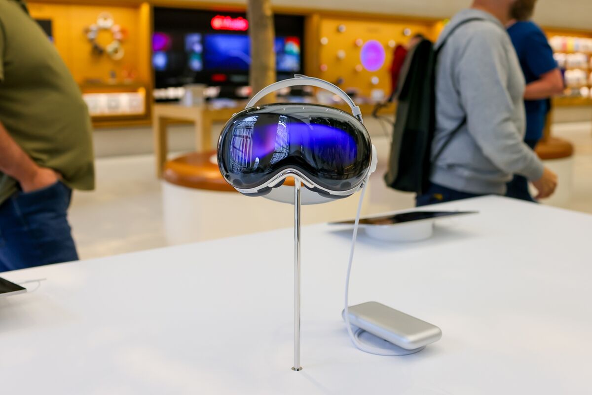 Apple Shelves Vision Headset Revamp to Prioritize Meta-Like AI Glasses