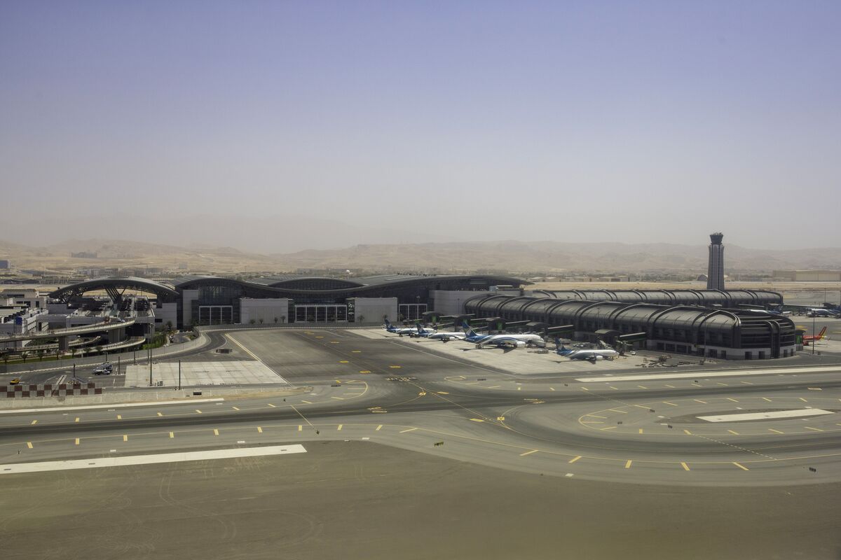 オマーンの空港、中東逃れる避難便とプライベートジェットで発着10倍