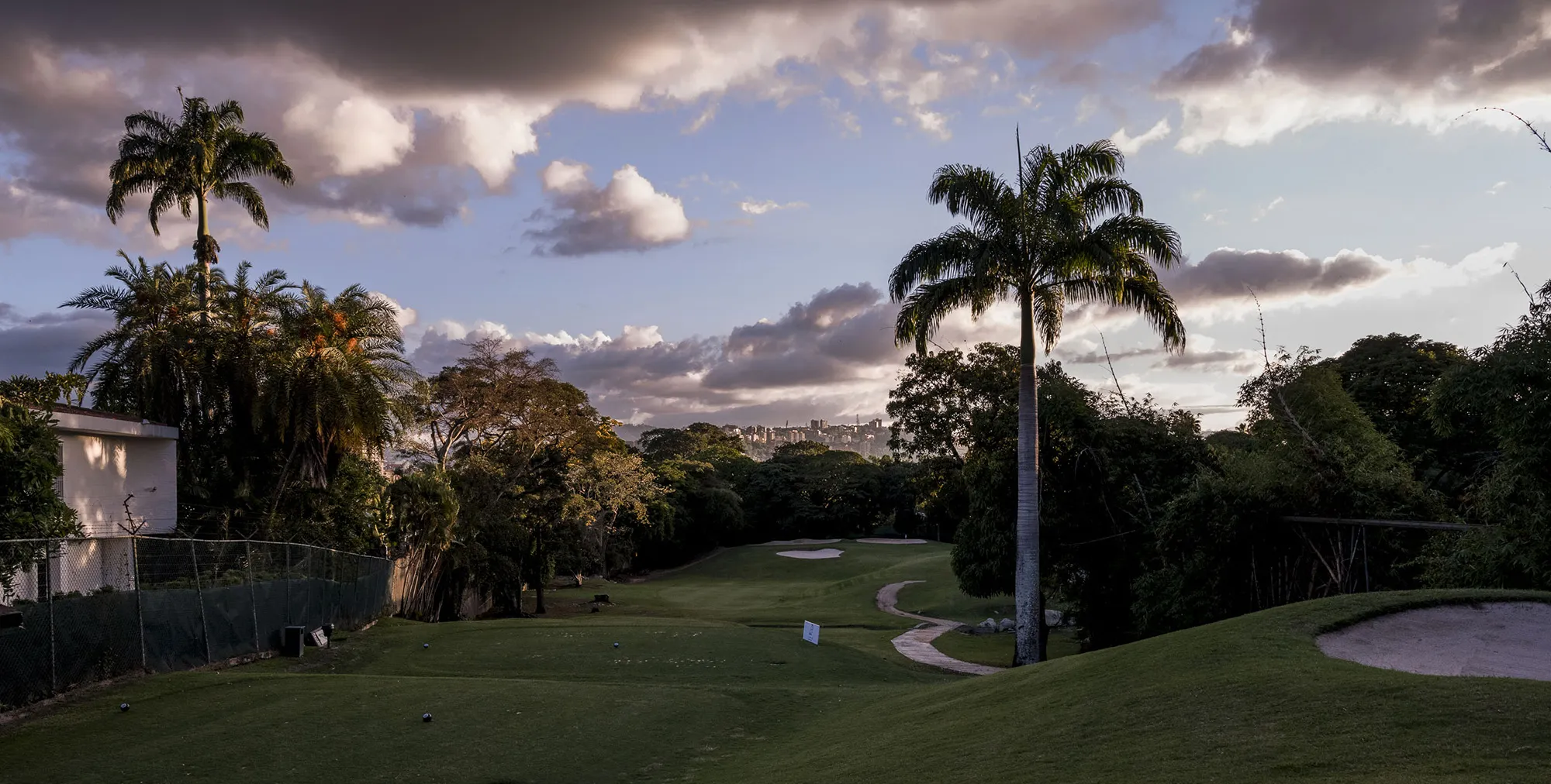 El sol se pone sobre el campo de golf.