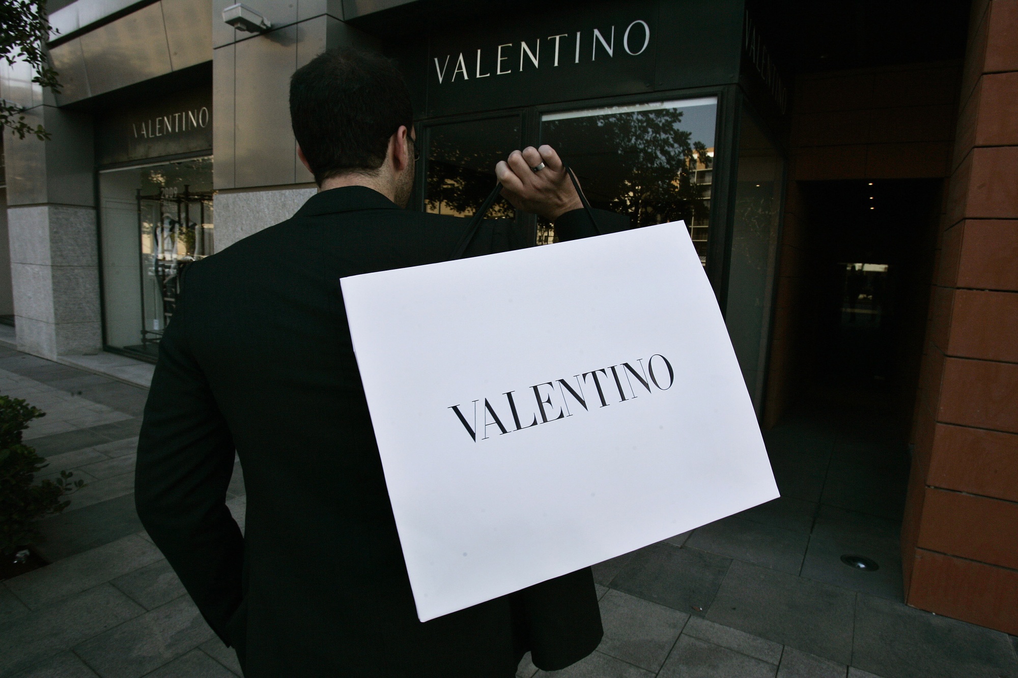 Owner Kering to 30% of Valentino Mayhoola for €1.7 Billion - Bloomberg