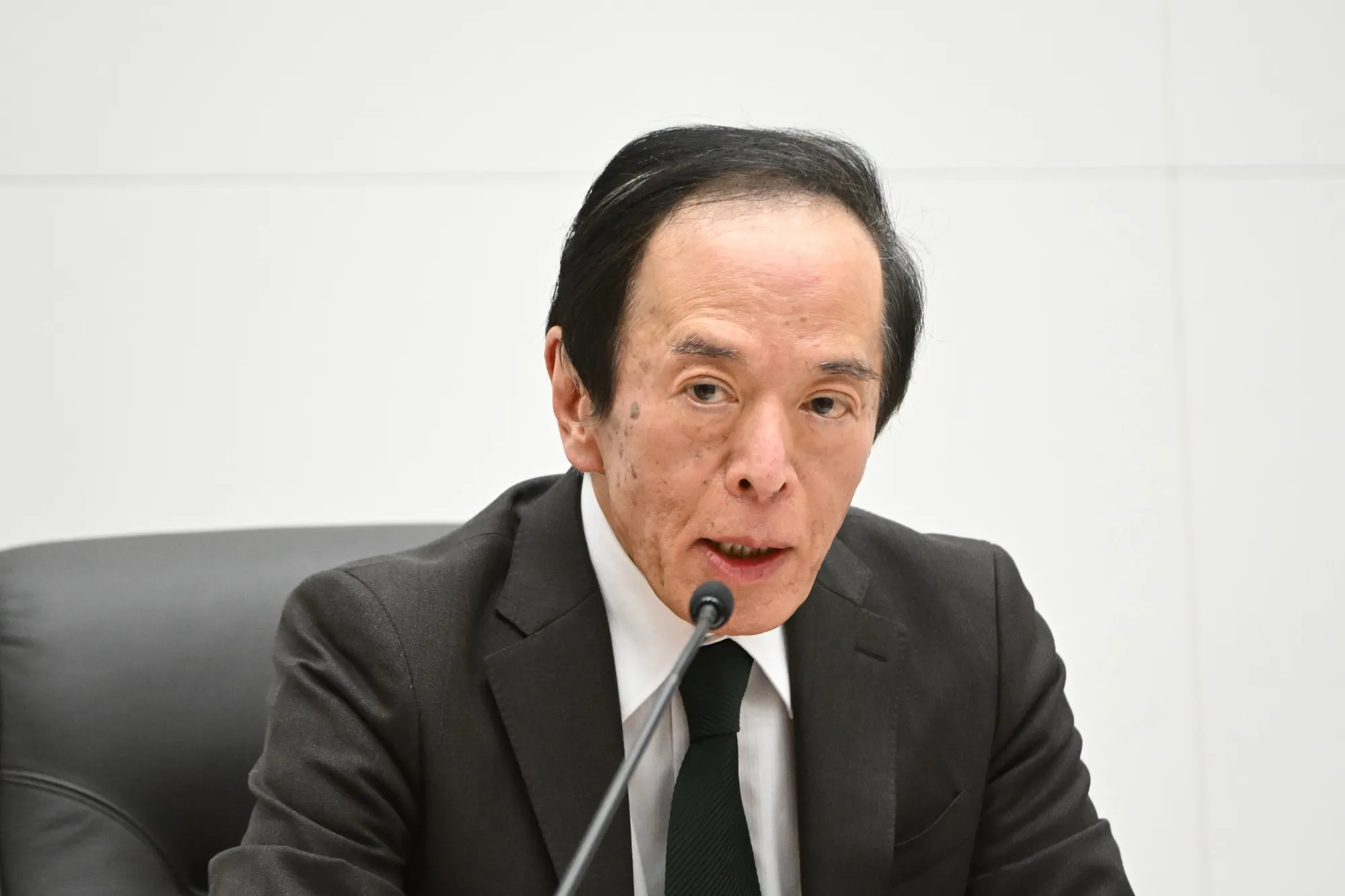 学者出身の日銀総裁が示した決断力、世界で最後のマイナス金利に幕 - Bloomberg