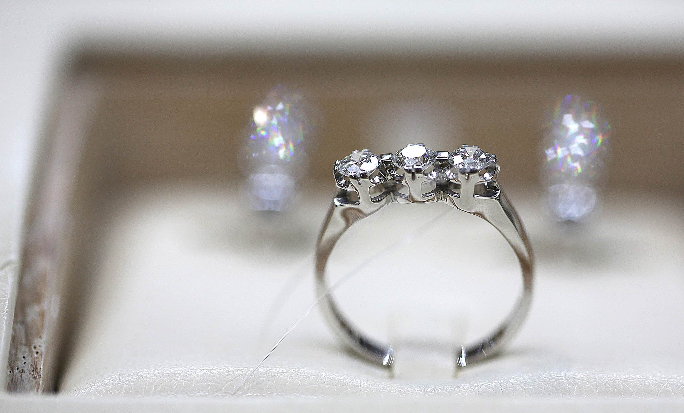 De Beers is selling diamonds for less and the industry isn't happy