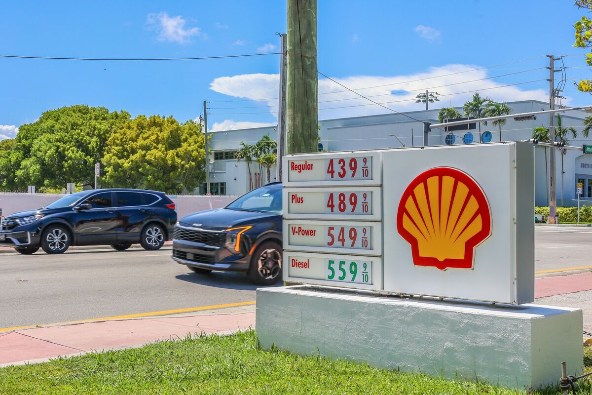 bloomberg.com - Mitchell Ferman - Shell Signals Strong Oil and Gas Trading Profit on Iran War