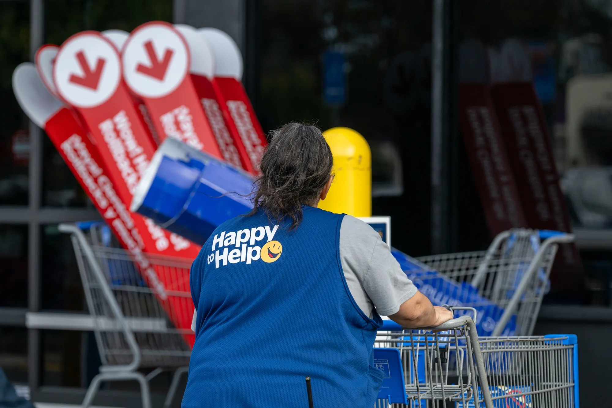 Walmart Lifts Outlook As Online Gains Overcome Economic Woes