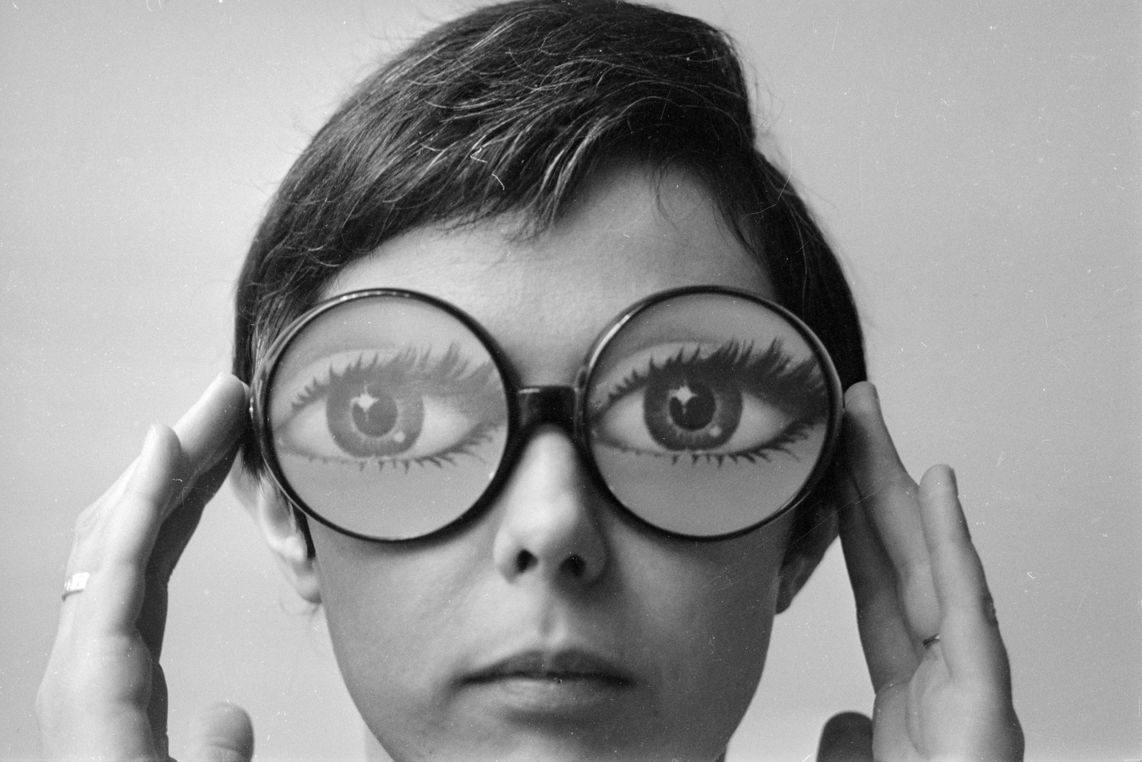 Картинки смешных очков. Девушка в очках. Глаза с очками. Большие глаза в очках.