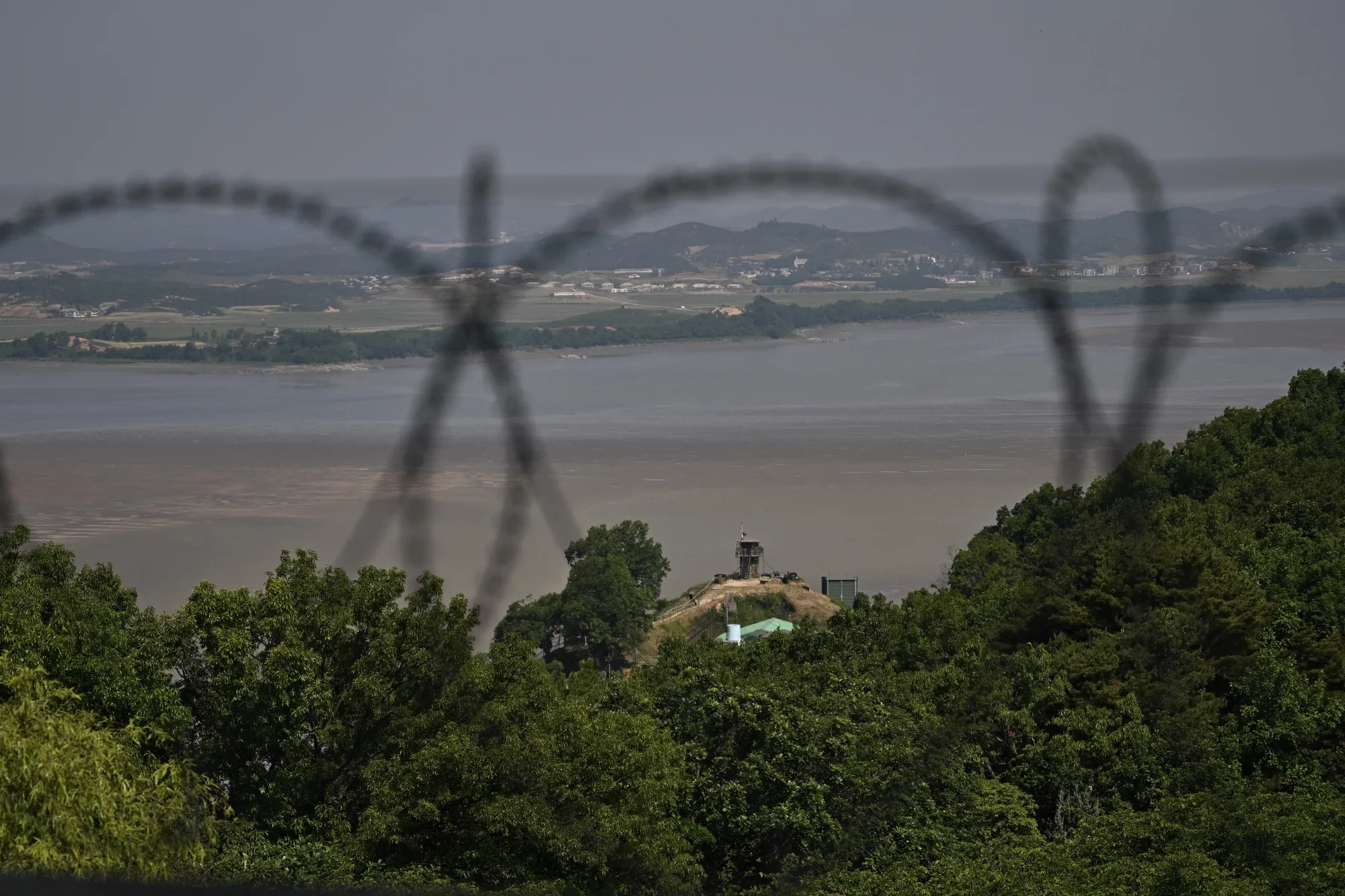 北朝鮮、韓国軍からの警告射撃は「危険な挑発」と非難 - Bloomberg