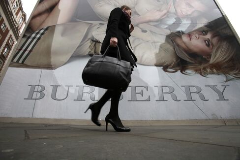 ロンドンのバーバーリー店の外を歩く女性