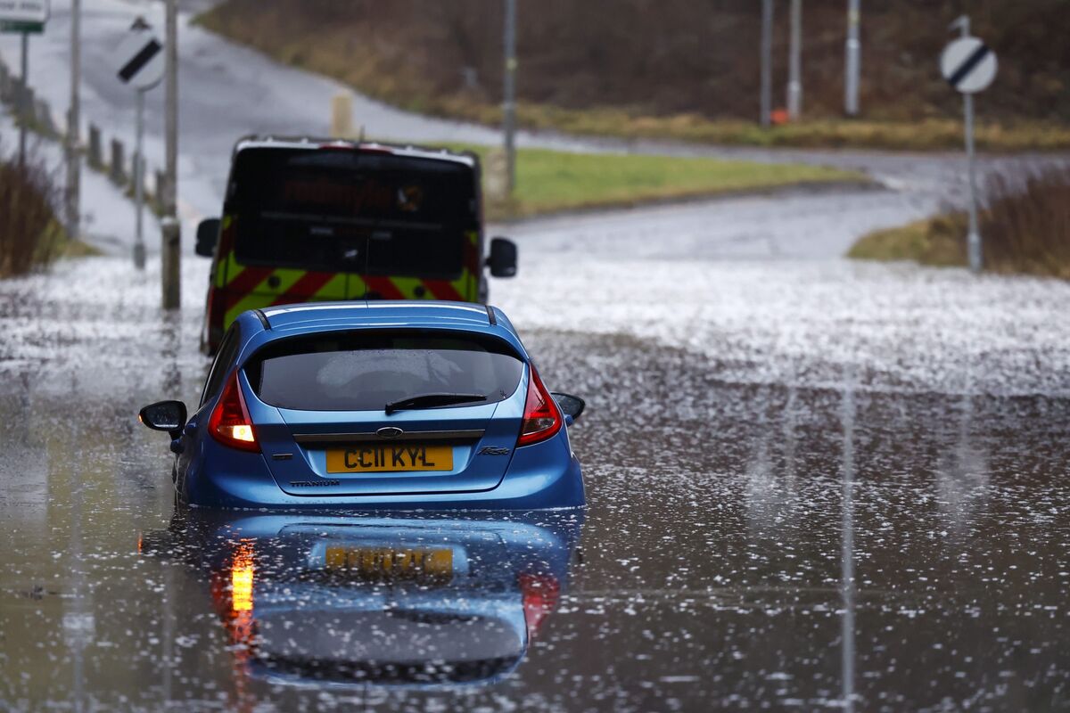 Thousands of Homes Left Without Power as Storm Gerrit Lashes UK - Bloomberg