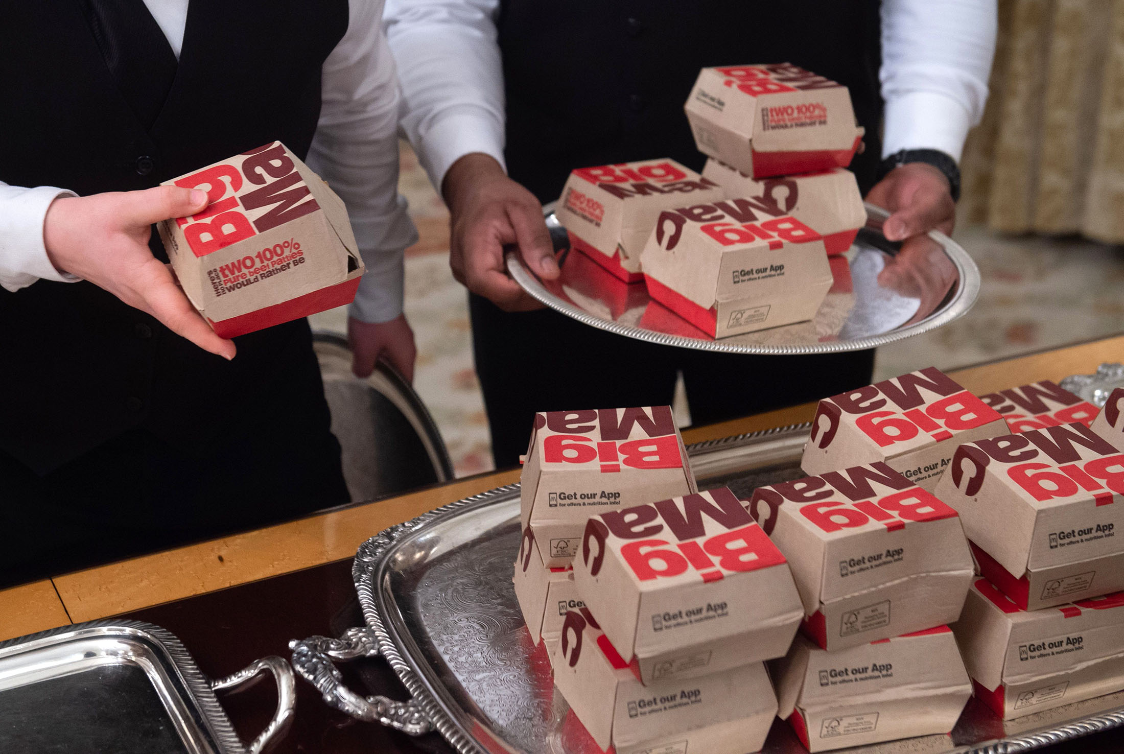 Trump treats Clemson football team to '1,000 burgers' during White House  visit