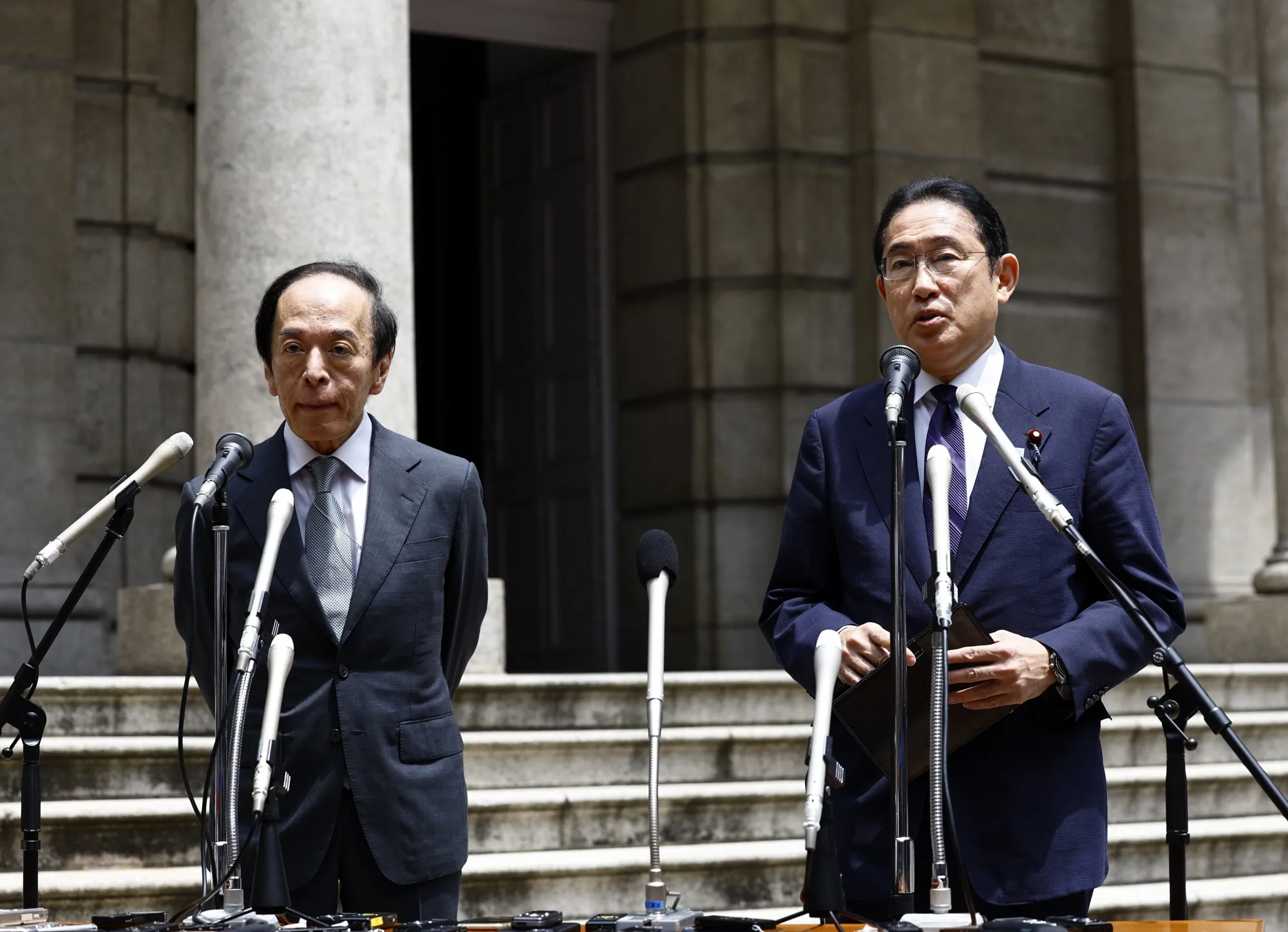 日本市況】2カ月強ぶり円高値、日銀会合で臆測－株下落、金利上昇