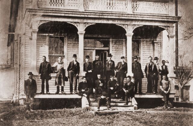 ■ Thomas Edison with the engineers and technicians of his Menlo Park workshop, around 1880.