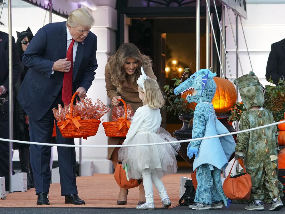 Trump First Lady Welcome Ghosts Goblins On Halloween Eve Bloomberg