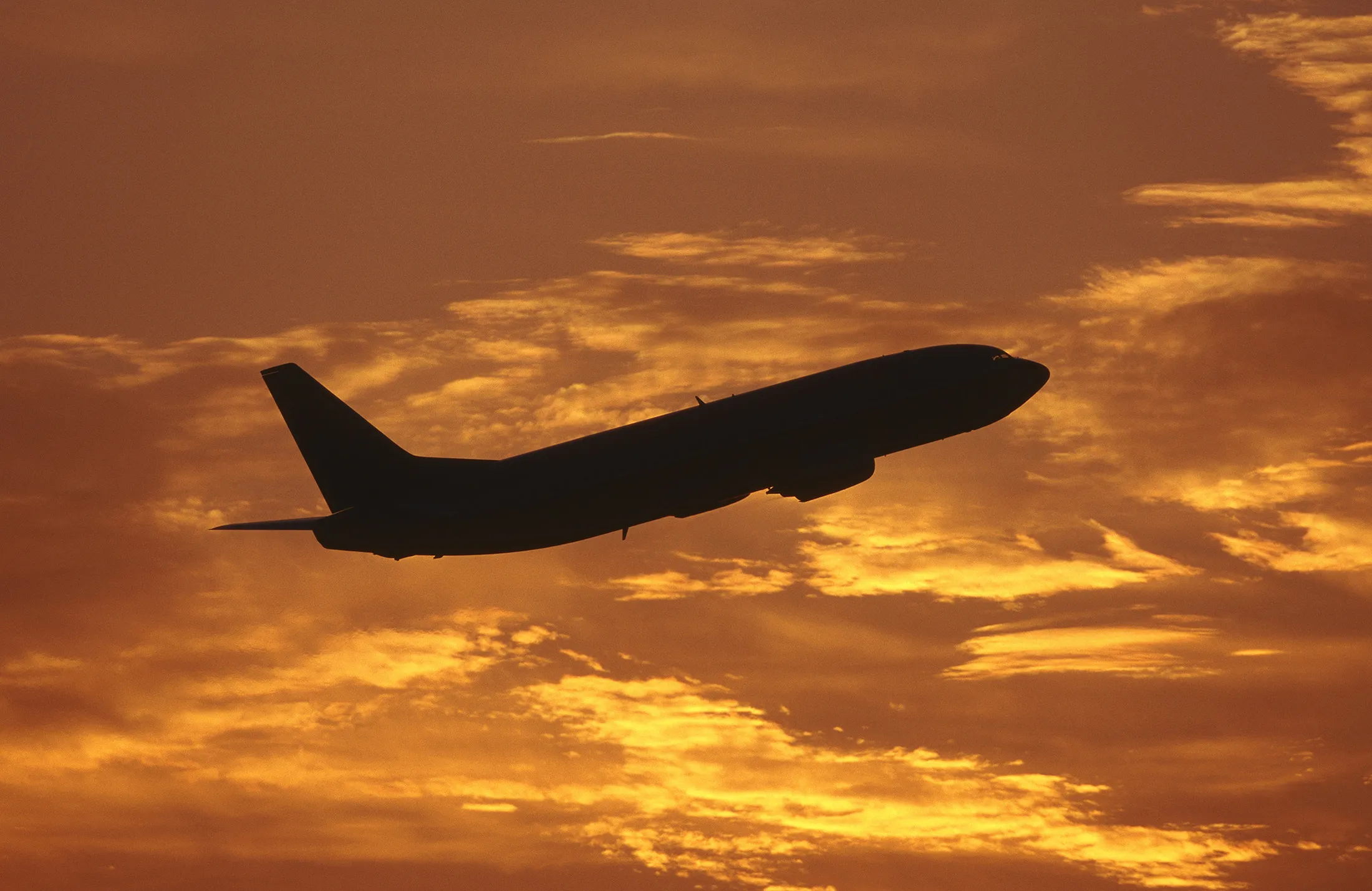 Boeing 737-300 climbing enroute at dusk