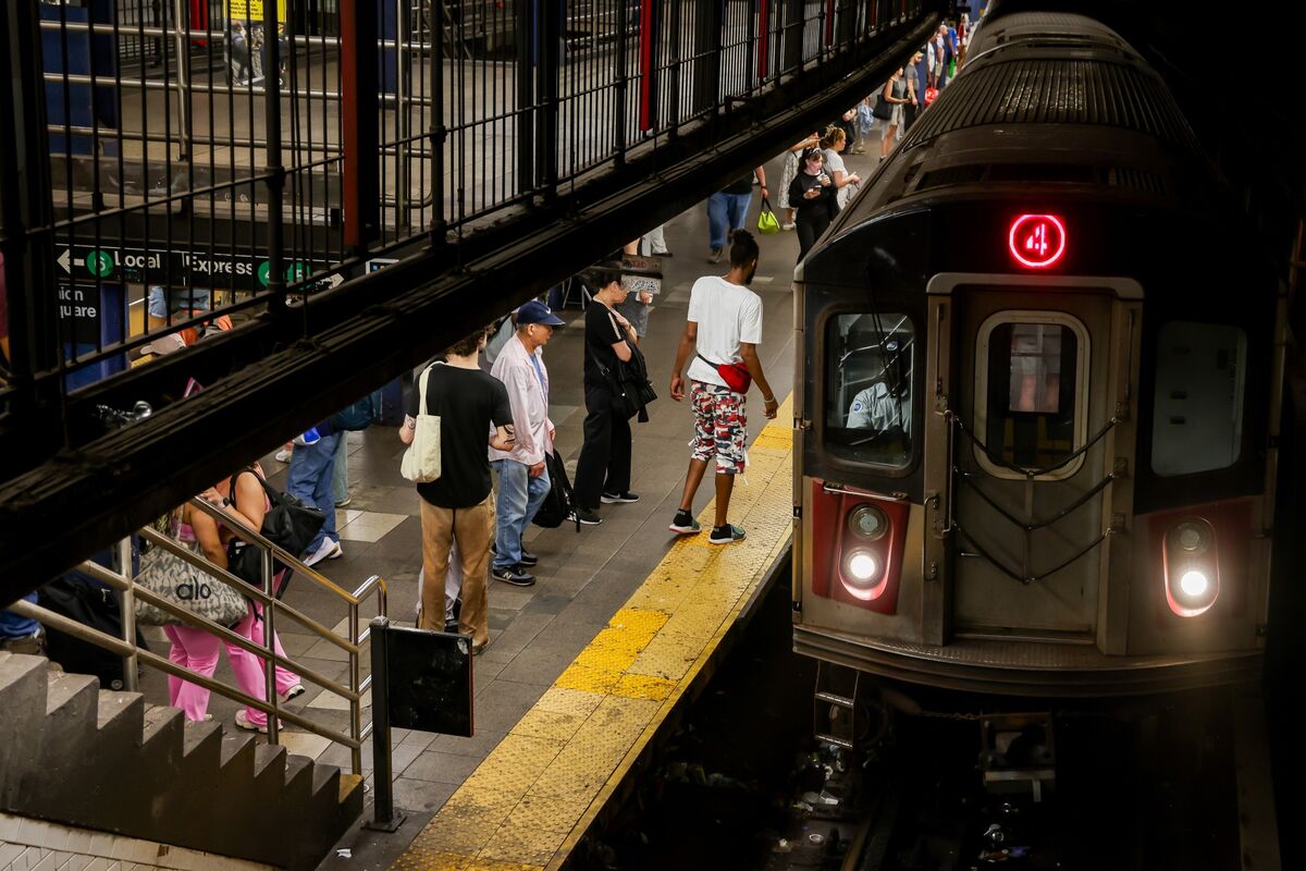 bloomberg.com - Michelle Kaske - NYC Transit System Faces $900 Million Budget Shortfall by 2030