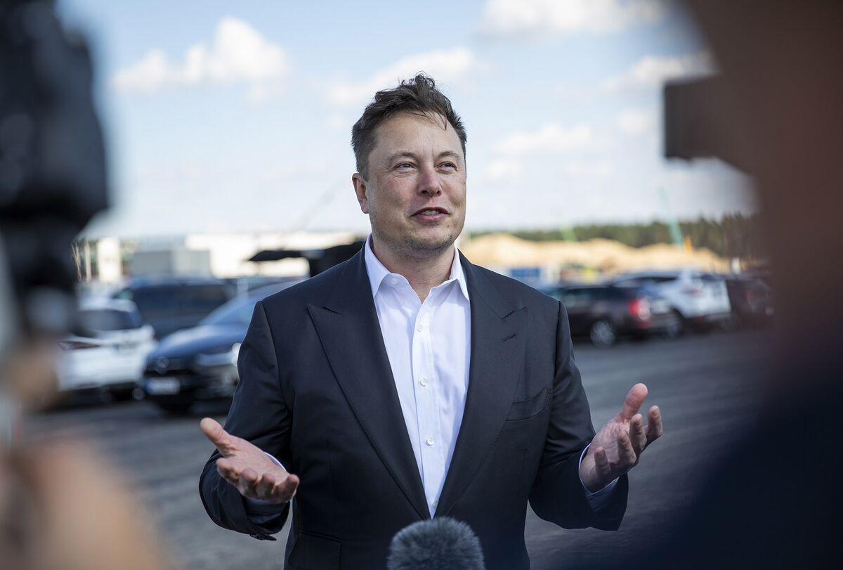 Delaware Chancery judge rules that Elon Musk can amend his counterclaims and use Twitter's $7.8M severance payment to Peiter Zatko to justify ending the deal (Jef Feeley/Bloomberg)