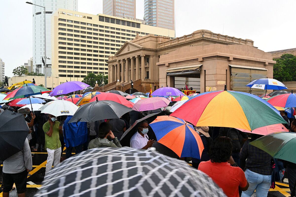 Sri Lankans Occupy President's Office Entrance for 2nd Day - Bloomberg