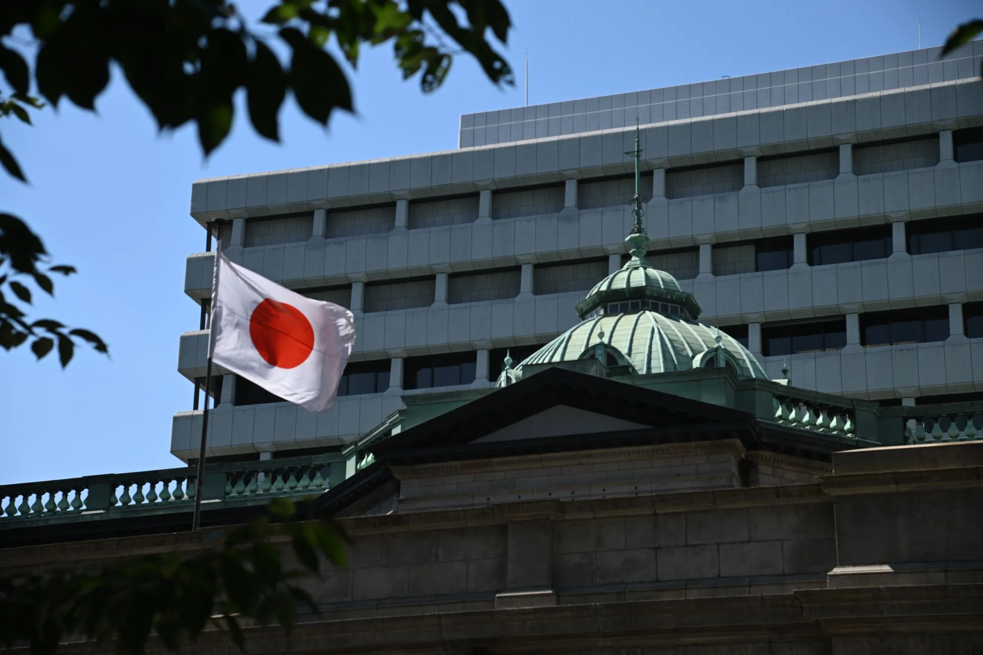 The move may help prevent the central bank from having to buy large amounts of long-term debt to defend its current cap of 1%.&nbsp;