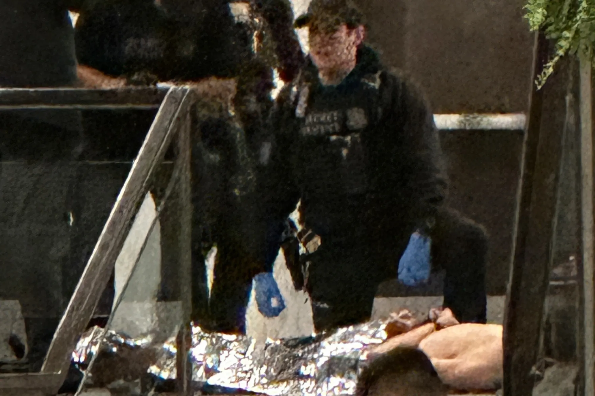 Agentes de las fuerzas del orden reducen al sospechoso de un tiroteo, Cole Tomas Allen, durante la Cena de Corresponsales de la Casa Blanca, el sábado 25 de abril de 2026.