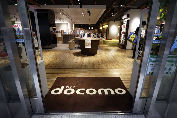 NTT Docomo Store and President Motoyuki Ii News Conference