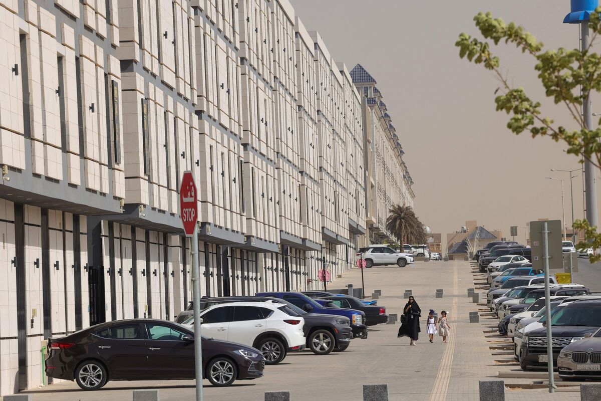 Riyadh Cools Blistering Property Surge to Lure Expats From Dubai