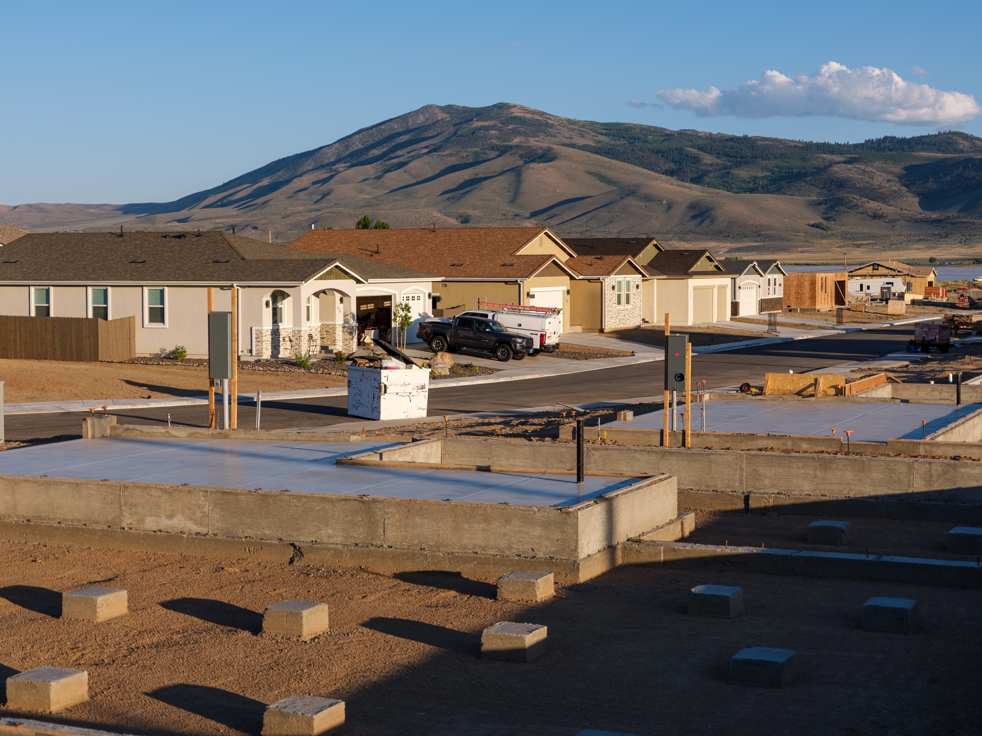 New housing developments in Cold Springs, a suburb of Reno, Nevada. The neighborhood lies on the border of Nevada and California and has become and has become a refuge for buyers looking for median-priced homes. Photo: Emily Najera/Bloomberg