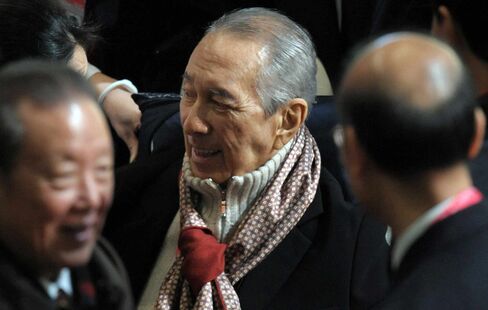Macau gaming tycoon Stanley Ho (C) atten