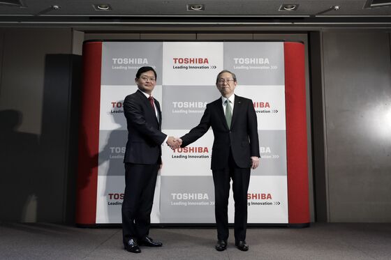 Toshiba’s CEO Steps Down, Raising Doubt Over Buyout Offers