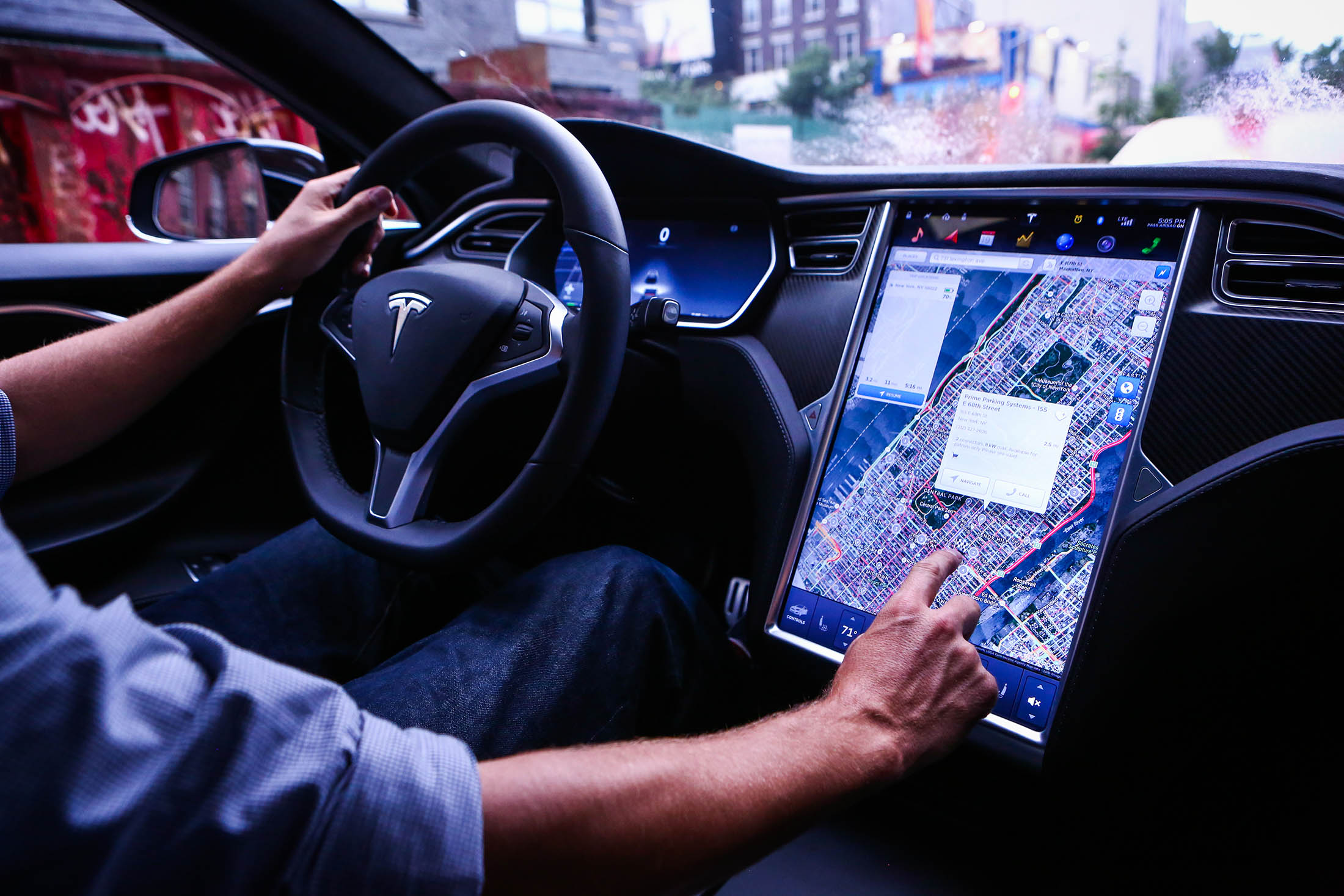 米テスラ、アップルから自動運転責任者採用－前任者は退社と関係者 Bloomberg