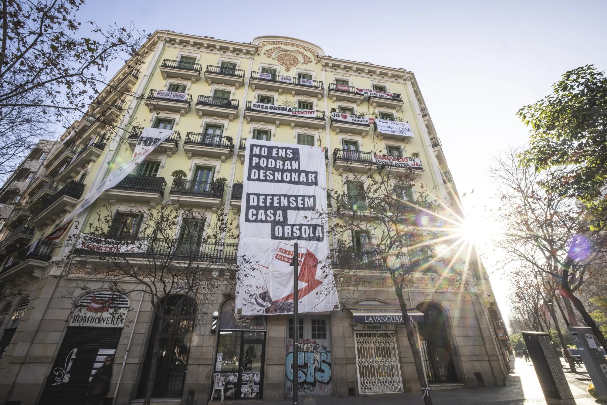 Carteles protestan por la posible conversión de la Casa Orsola en alquileres a medio plazo el 4 de febrero de 2025 en Barcelona, España.