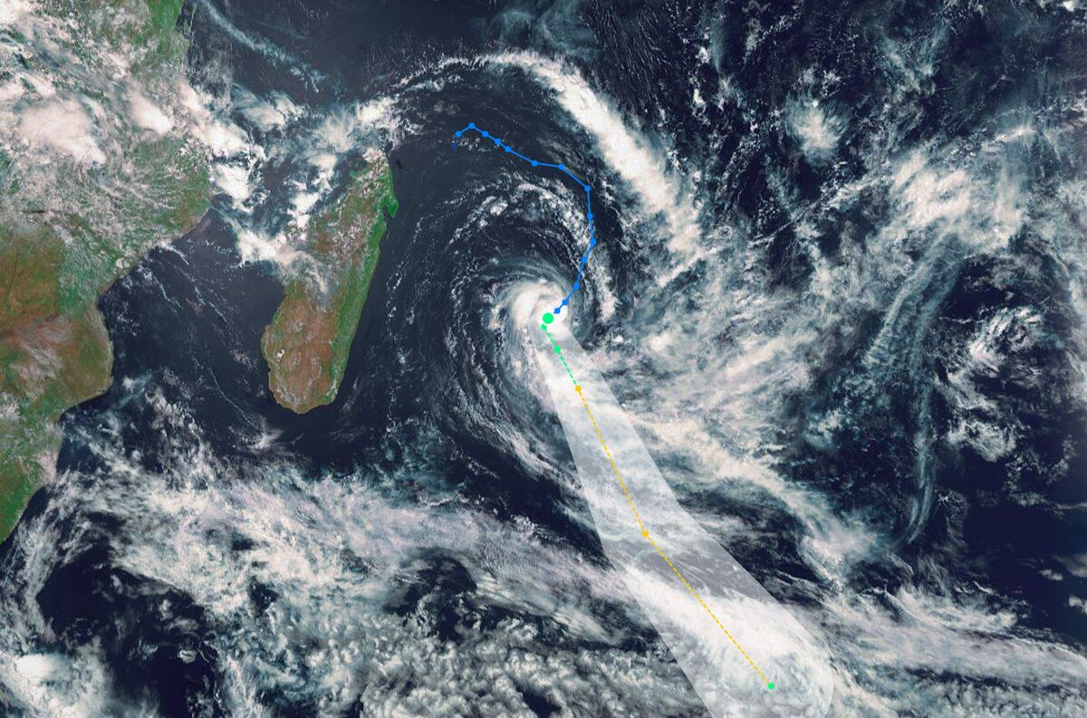 Cyclone Alert Forces Mauritius To Close Stock Exchange, Airport - Bloomberg