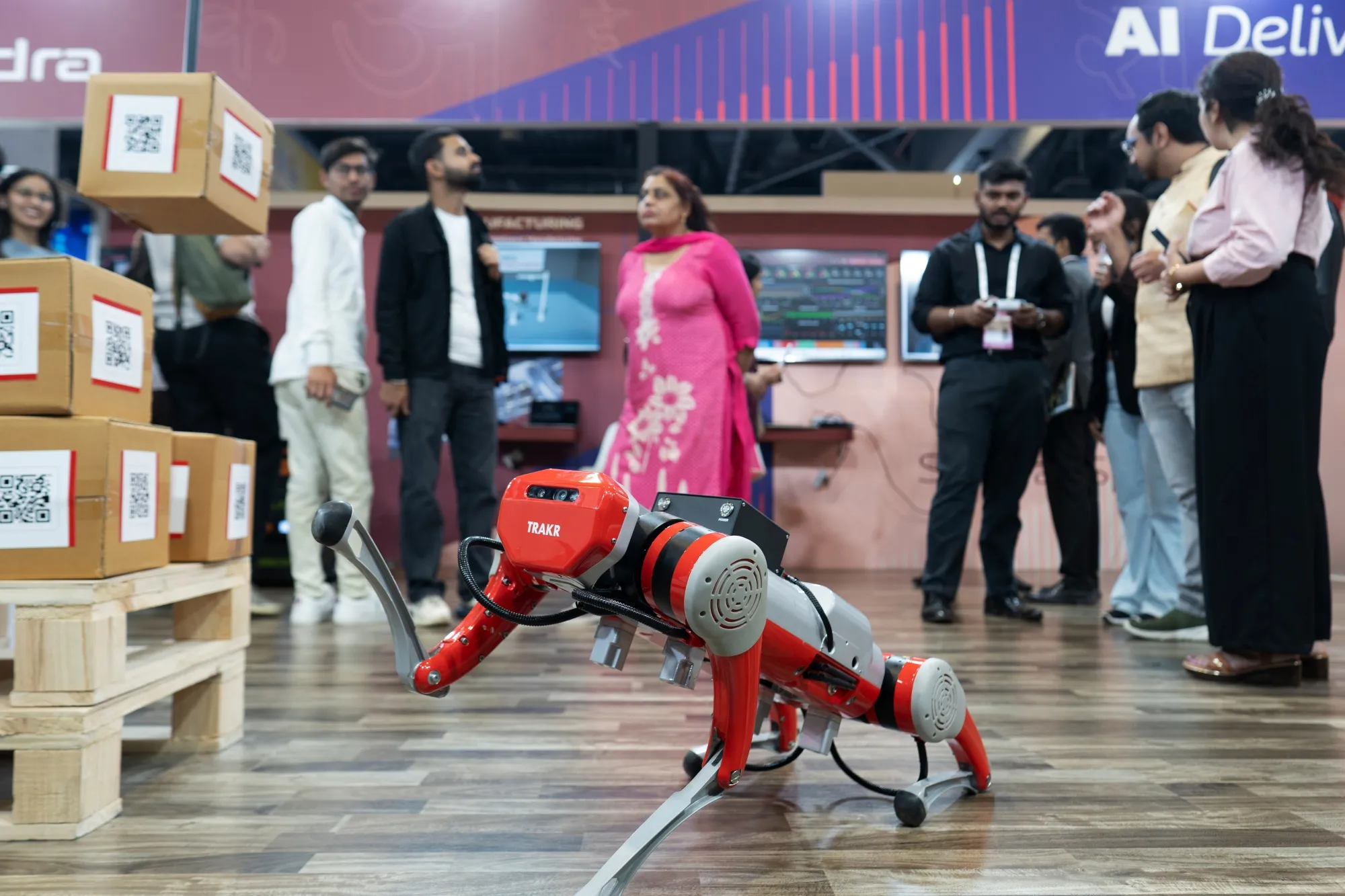 インド・ニューデリーで開かれたAIインパクト・サミットで展示されたアドバーブ・テクノロジーズの四足歩行ロボット「Trakr」（2026年2月20日）