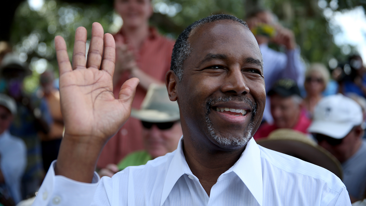 Republican presidential hopeful Ben Carson attends a campaign stop at the Mount Pleasant Farmers Market on May 26, 2015 in Mt Pleasant, South Carolina.
